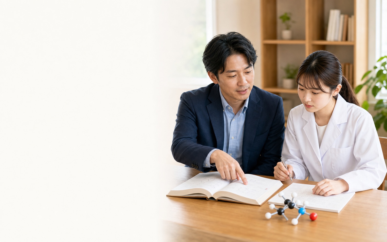薬学部の参考書と向き合い進級・国家試験対策に取り組む学生