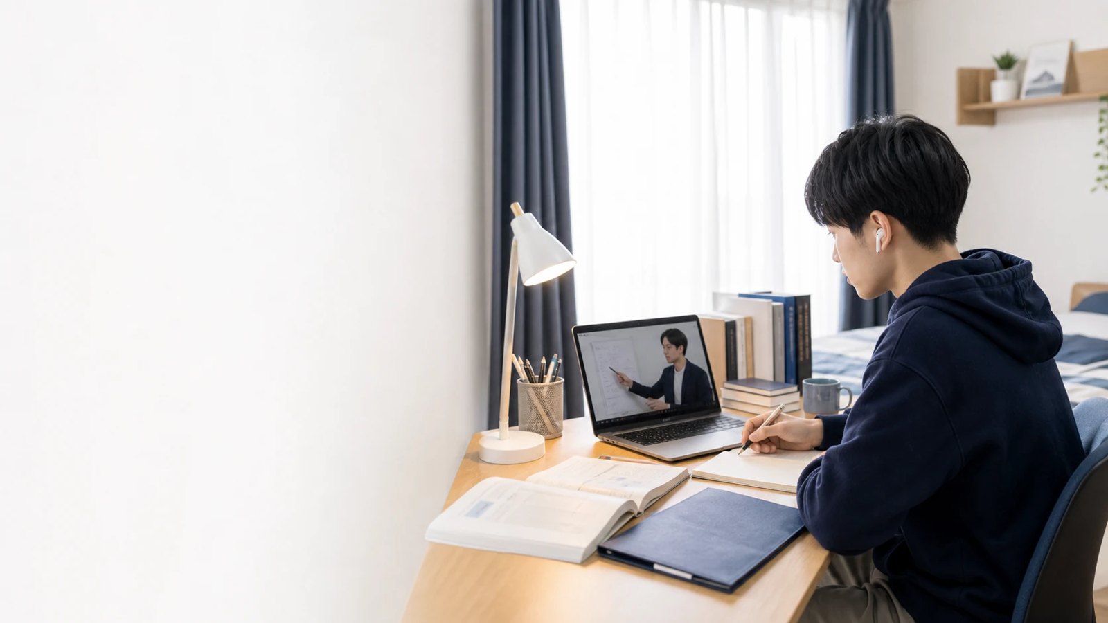 自宅の学習机でノートパソコン越しにプロ講師のオンライン指導を受ける生徒